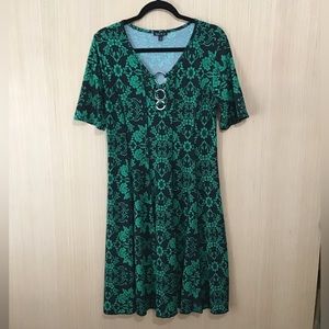 Sami & Jo Petite Large Black/ Green Short Sleeve Floral